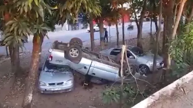 Imagem ilustrativa da notícia Vídeo: Caminhonete capota e cai sobre dois veículos no Pará