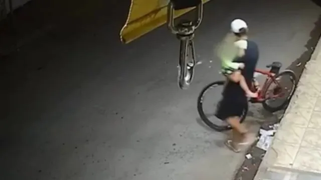 Imagem ilustrativa da notícia Usando tornozeleira, homem furta bicicleta com filho no colo