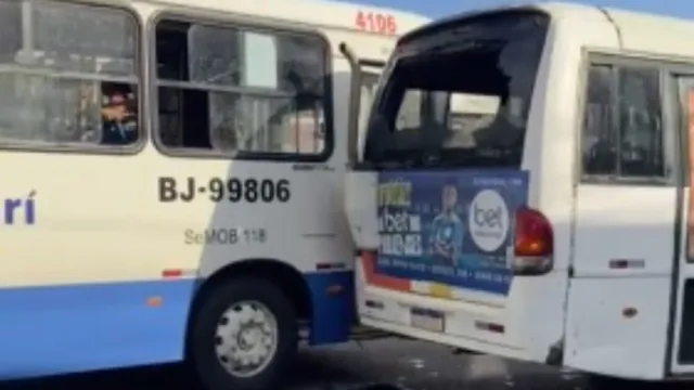 Imagem ilustrativa da notícia Vídeo: ônibus atinge micro-ônibus próximo ao Castanheira