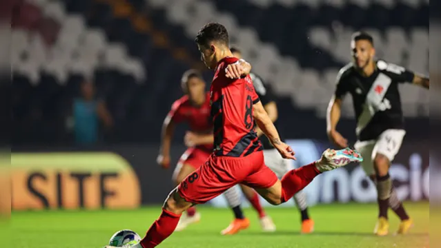 Imagem ilustrativa da notícia Athletico-PR vence e deixa Vasco na lanterna da Série A