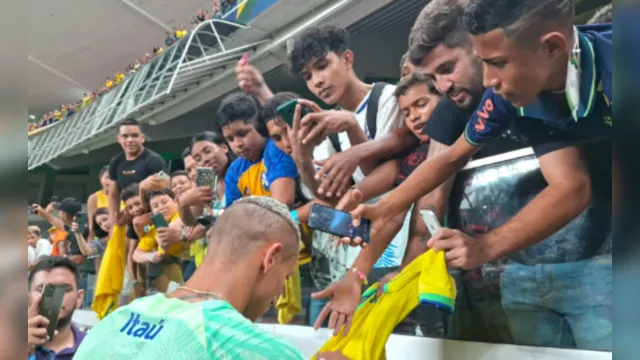 Imagem ilustrativa da notícia Richarlisson atende fãs após treino da Seleção em Belém