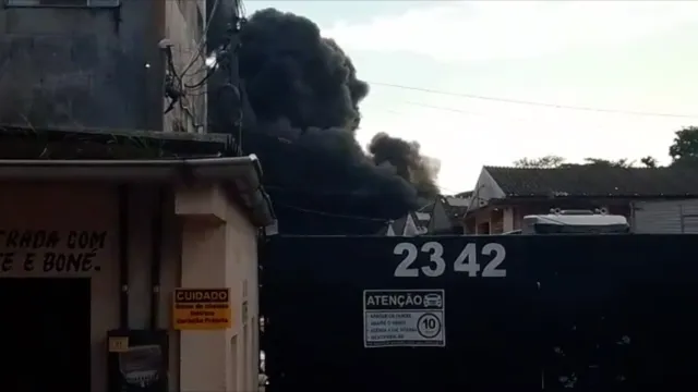 Imagem ilustrativa da notícia Vídeo: incêndio atinge empresa na Arthur Bernardes