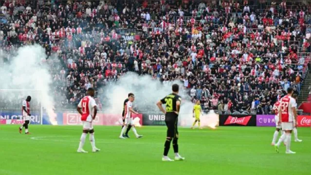 Imagem ilustrativa da notícia Clássico entre Ajax e Feyenoord é suspenso por vandalismo