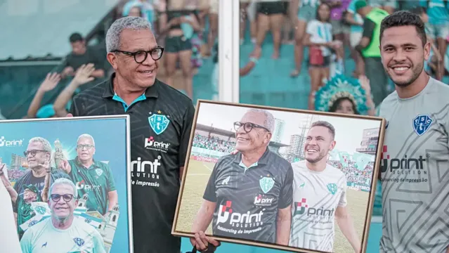 Imagem ilustrativa da notícia Hélio recebe homenagem e se encanta com torcida do Paysandu