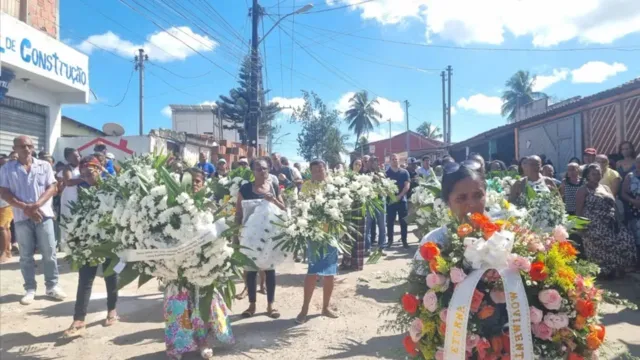 Imagem ilustrativa da notícia Samba e homenagens: mãe Bernadete é enterrada na Bahia