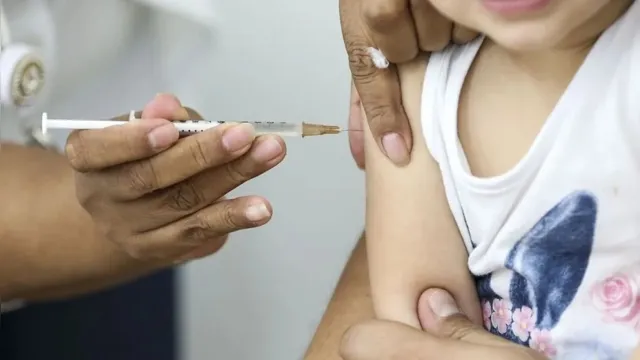 Imagem ilustrativa da notícia EUA aprovam vacinas atualizadas contra Covid