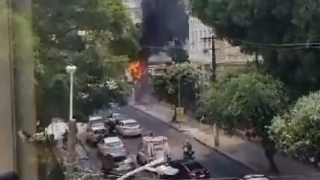 Imagem ilustrativa da notícia Poste pega fogo no bairro da Campina, em Belém
