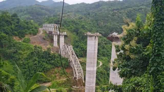 Imagem ilustrativa da notícia Ponte desaba e mata 26 pessoas na Índia