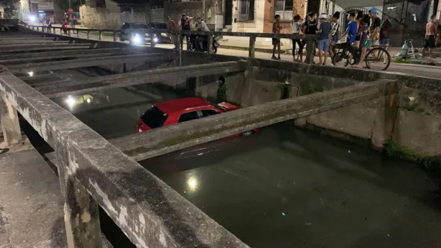Imagem ilustrativa da notícia Carro cai dentro de canal no bairro da Pedreira em Belém