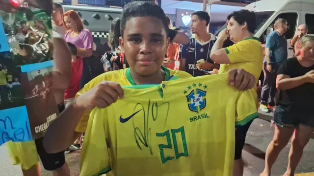 Imagem ilustrativa da notícia Menino fã de Richarlison se emociona com autógrafo do craque