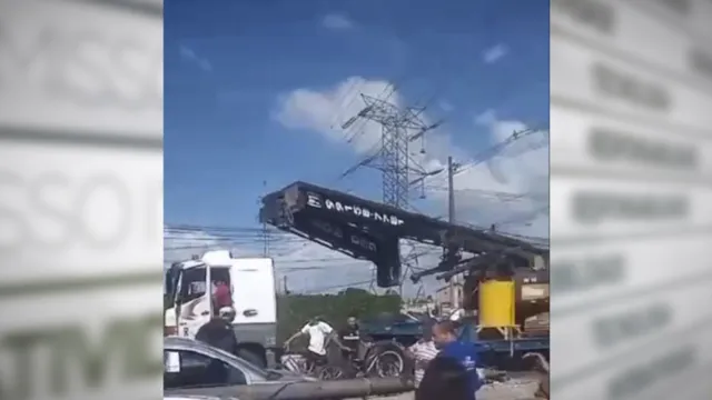 Imagem ilustrativa da notícia Vídeo: caminhão guindaste derruba poste na Mário Covas