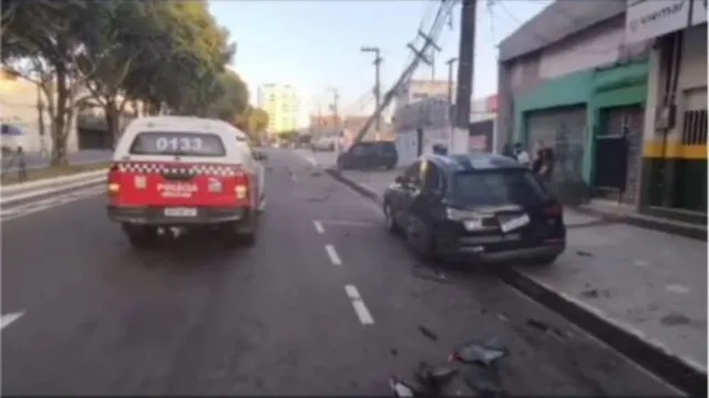Imagem ilustrativa da notícia Jovem de 17 anos destrói BMW, Audi e derruba poste em Belém