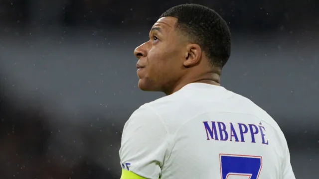 Imagem ilustrativa da notícia Mbappé sofre lesão em vitória sobre Olympique e preocupa PSG