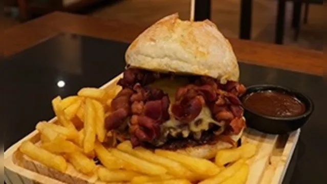 Imagem ilustrativa da notícia Dia do Bacon: veja como fazer um super hambúrguer