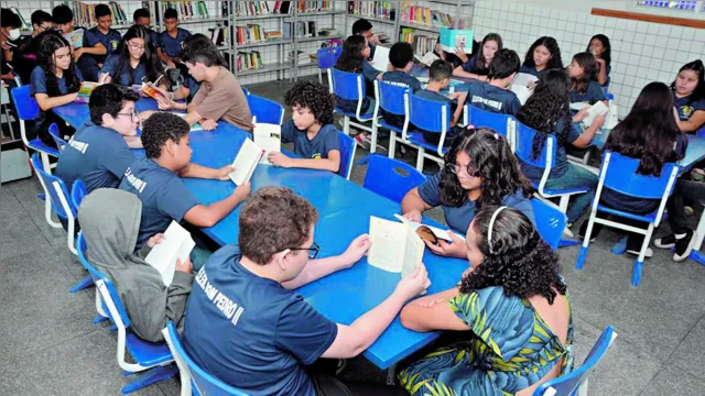 Imagem ilustrativa da notícia Helder anuncia bônus em dinheiro a estudantes e servidores