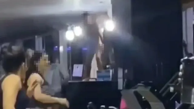 Imagem ilustrativa da notícia Vídeo: homem nu invade academia, quebra tudo e é agredido