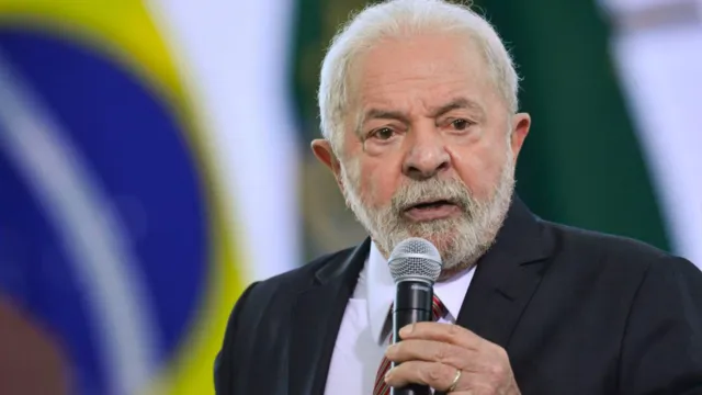 Imagem ilustrativa da notícia Lula anuncia que vai operar o quadril nos próximos meses