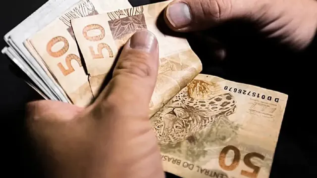Imagem ilustrativa da notícia Quanto rende poupar mil reais com a redução da Selic?