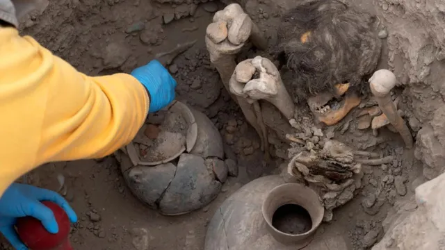Imagem ilustrativa da notícia Vídeo: múmia "cabeluda" de 1.000 anos é encontrada no Peru
