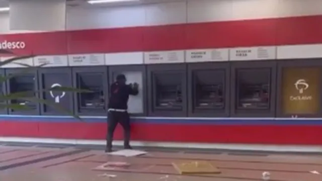 Imagem ilustrativa da notícia Vídeo: homem surta e quebra caixas de banco em Parauapebas