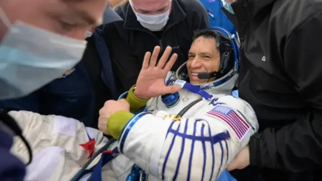 Imagem ilustrativa da notícia Astronauta que ficou mais de um ano no espaço volta à Terra