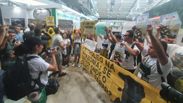 Imagem ilustrativa da notícia Vídeo: Grupo contra exploração de petróleo protesta em Belém