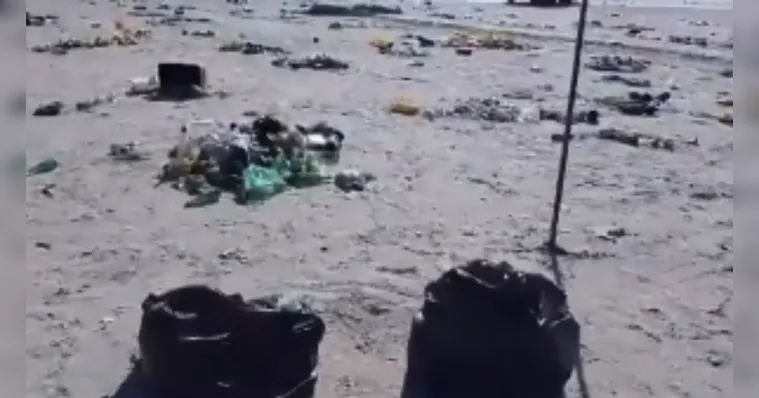 Imagem ilustrativa da notícia Atalaia: Lixo espalhado pela praia gera revolta