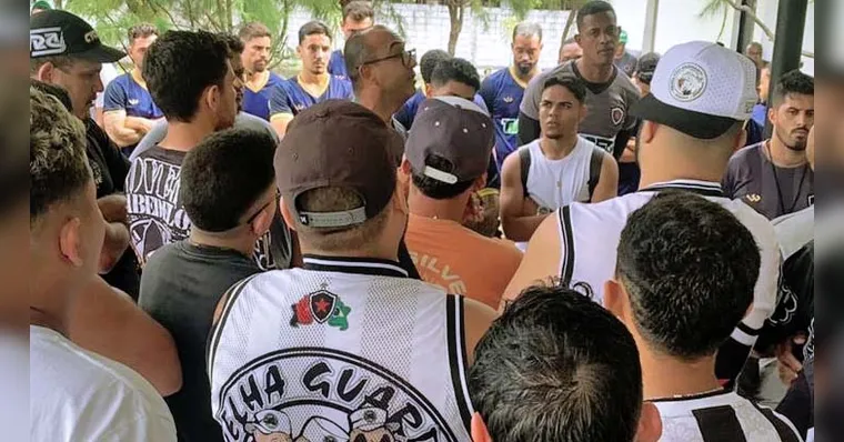 Imagem ilustrativa da notícia Torcida invade CT do Botafogo-PB antes de jogo com Paysandu