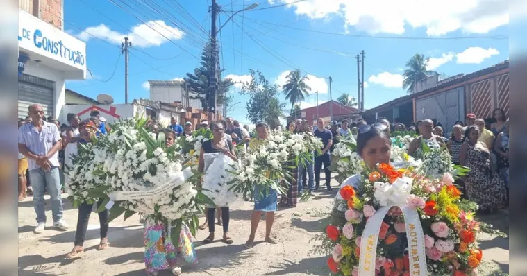 Imagem ilustrativa da notícia Samba e homenagens: mãe Bernadete é enterrada na Bahia