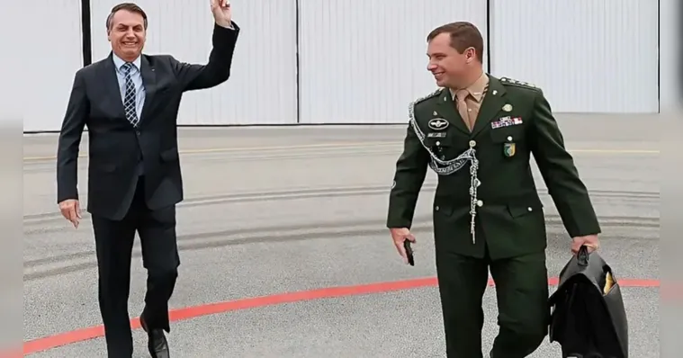Imagem ilustrativa da notícia Cid ignora Bolsonaro e fala em depoimento a PF sobre joias