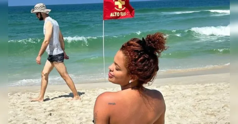 Imagem ilustrativa da notícia Ex-BBB, paraense Paula Freitas faz topless em praia do Rio