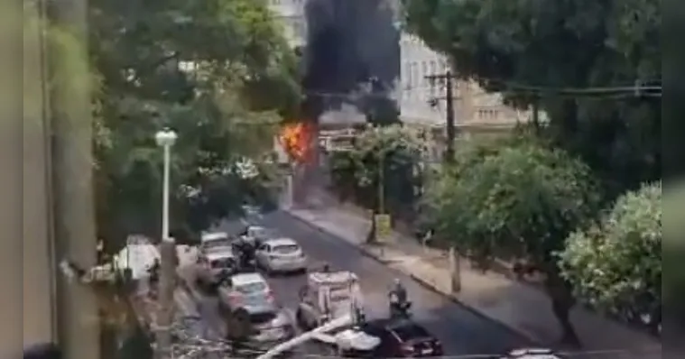 Imagem ilustrativa da notícia Poste pega fogo no bairro da Campina, em Belém