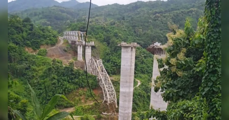 Imagem ilustrativa da notícia Ponte desaba e mata 26 pessoas na Índia