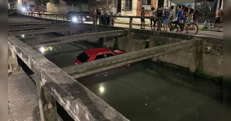 Imagem ilustrativa da notícia Carro cai dentro de canal no bairro da Pedreira em Belém