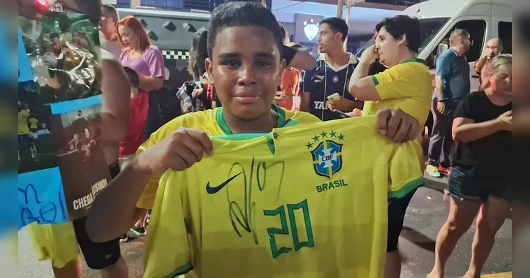 Imagem ilustrativa da notícia Menino fã de Richarlison se emociona com autógrafo do craque