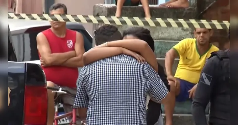 Imagem ilustrativa da notícia Vídeo: Homem é morto com 4 tiros dentro de bar em Belém