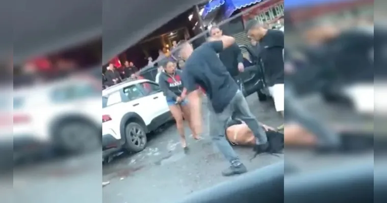 Imagem ilustrativa da notícia Homens espancam mulher e pisam na cabeça; veja o vídeo!