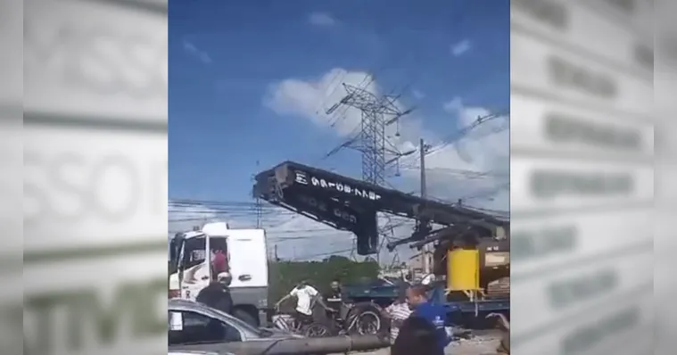 Imagem ilustrativa da notícia Vídeo: caminhão guindaste derruba poste na Mário Covas