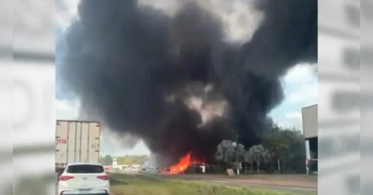 Imagem ilustrativa da notícia Vídeo: Incêndio atinge depósito de recicláveis na BR-316 