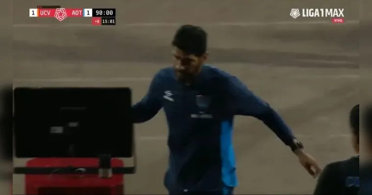 Imagem ilustrativa da notícia Técnico Loco Abreu é expulso por "agressão" ao VAR