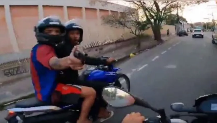 Imagem ilustrativa da notícia Vídeo: câmera em capacete filma roubo a motociclista no RJ