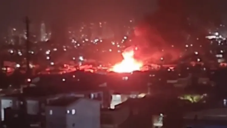 Imagem ilustrativa da notícia Vídeo: Incêndio atinge vila de casas na Sacramenta