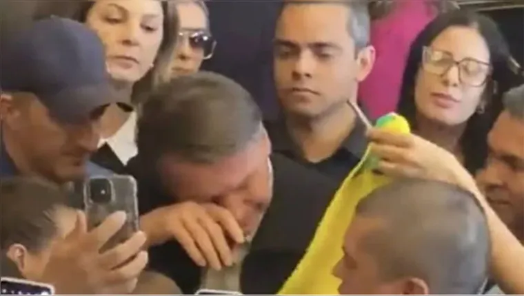 Imagem ilustrativa da notícia Bolsonaro é flagrado chorando em meio a escândalo das joias