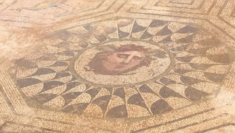 Imagem ilustrativa da notícia Mosaico romano que retrata "Medusa" é achado na Espanha