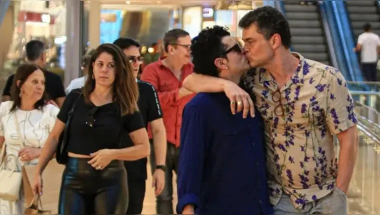 Imagem ilustrativa da notícia Carmo Dalla Vecchia beija "moreno" na frente do marido