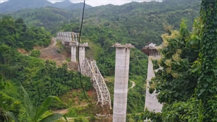 Imagem ilustrativa da notícia Ponte desaba e mata 26 pessoas na Índia