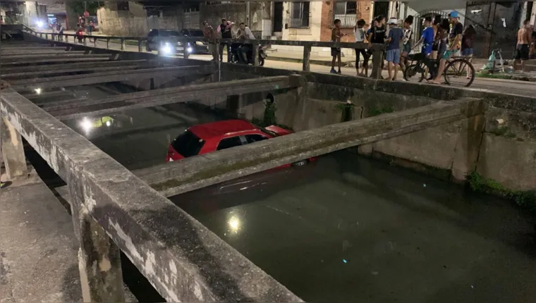 Imagem ilustrativa da notícia Carro cai dentro de canal no bairro da Pedreira em Belém