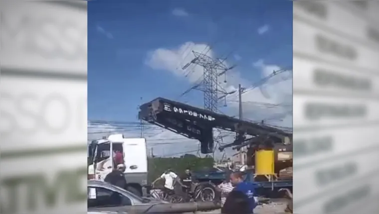 Imagem ilustrativa da notícia Vídeo: caminhão guindaste derruba poste na Mário Covas