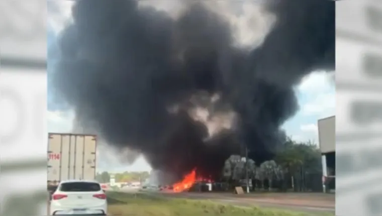 Imagem ilustrativa da notícia Vídeo: Incêndio atinge depósito de recicláveis na BR-316 