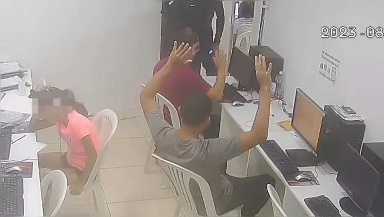 Imagem ilustrativa da notícia Vídeo: criminosos armados invadem e assaltam escola em Belém